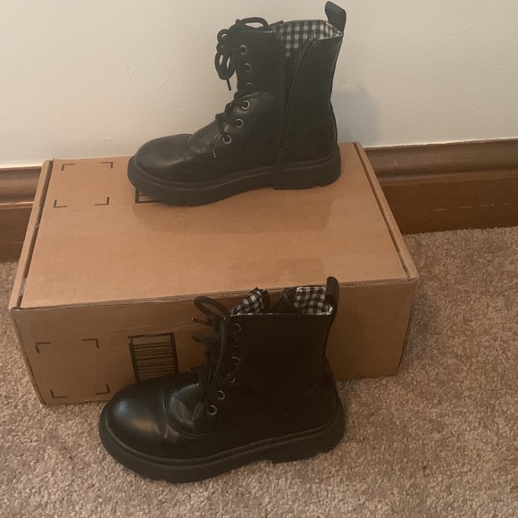 DADAWEN Boys Girls Waterproof Lace Combat Boots - Black - LIKE NEW - Picture 3 of 4